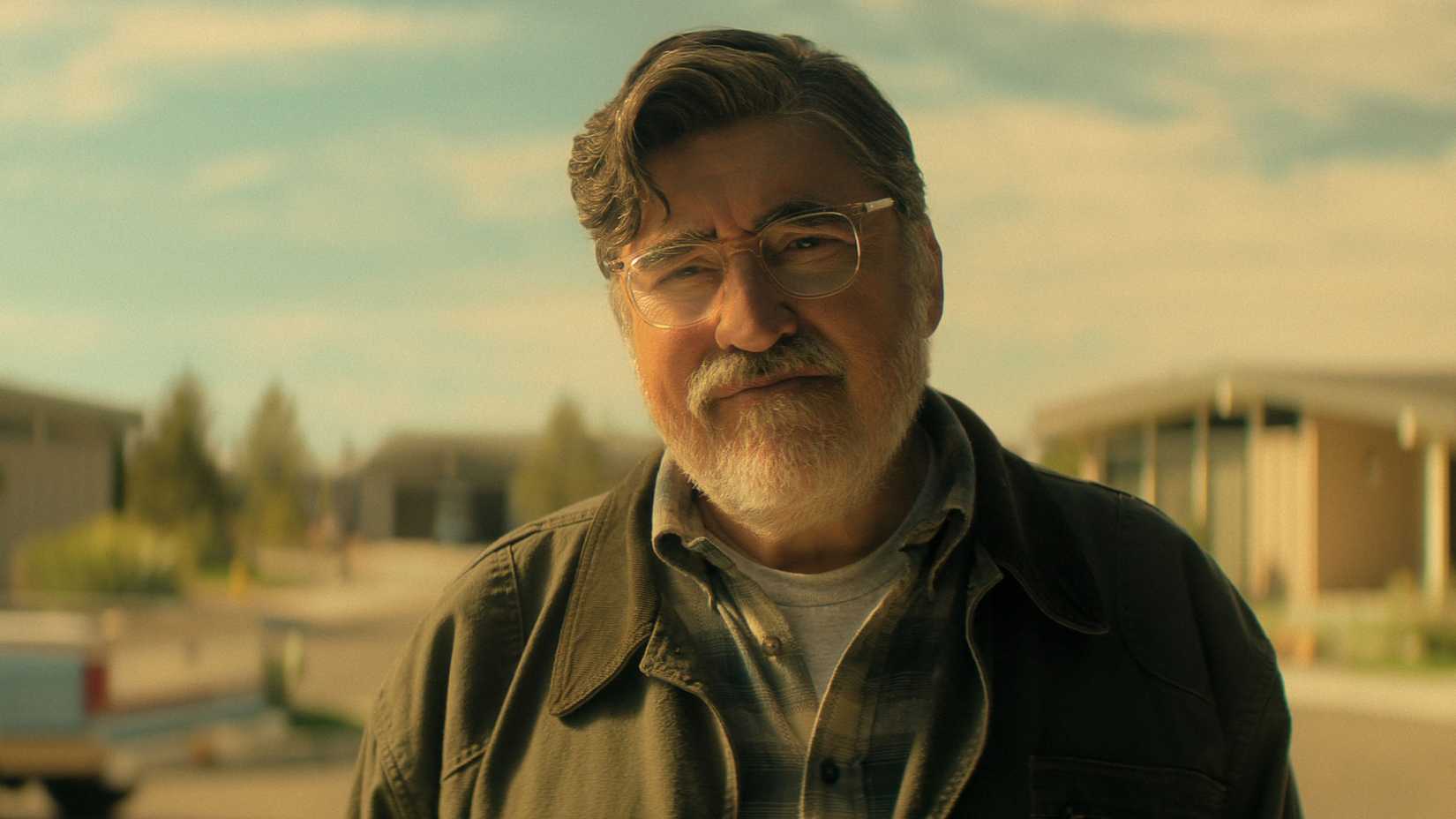 Montagem com Alfred Molina em estúdio de dublagem e imagens de Harley Quinn e DC Liga dos Super-Pets