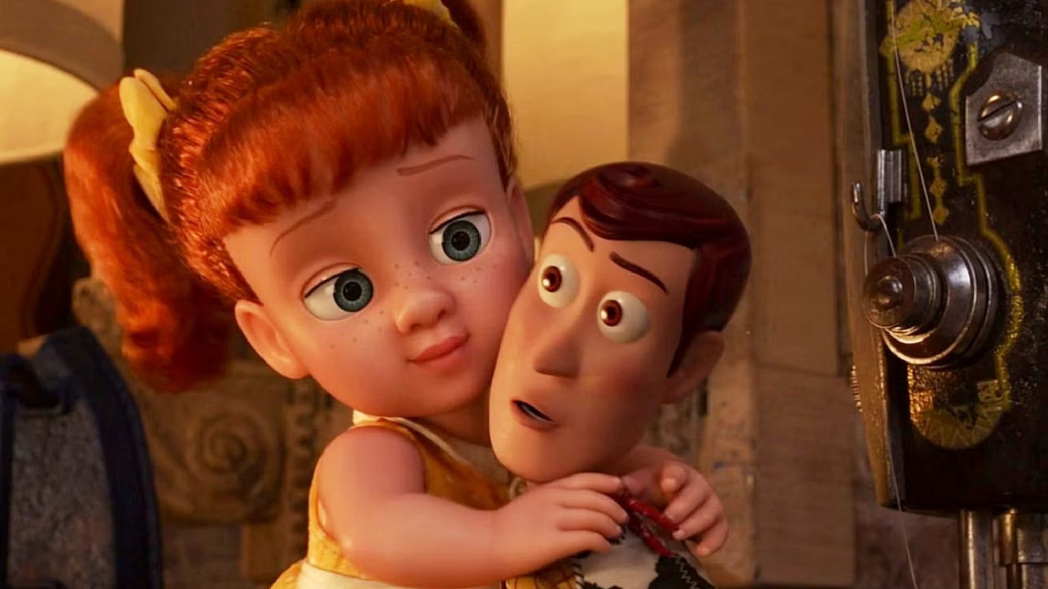 Woody e Buzz em cena clássica do primeiro Toy Story, com quarto de Andy ao fundo