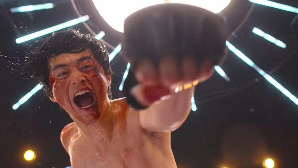 Sequência de luta coreografada de Viral Hit com Kota Shimura em destaque, enquadramento dinâmico e impacto visual