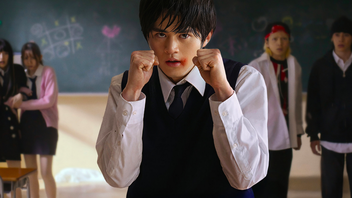 Cena de Viral Hit com Kōta Shimura em briga escolar sendo filmada por celulares