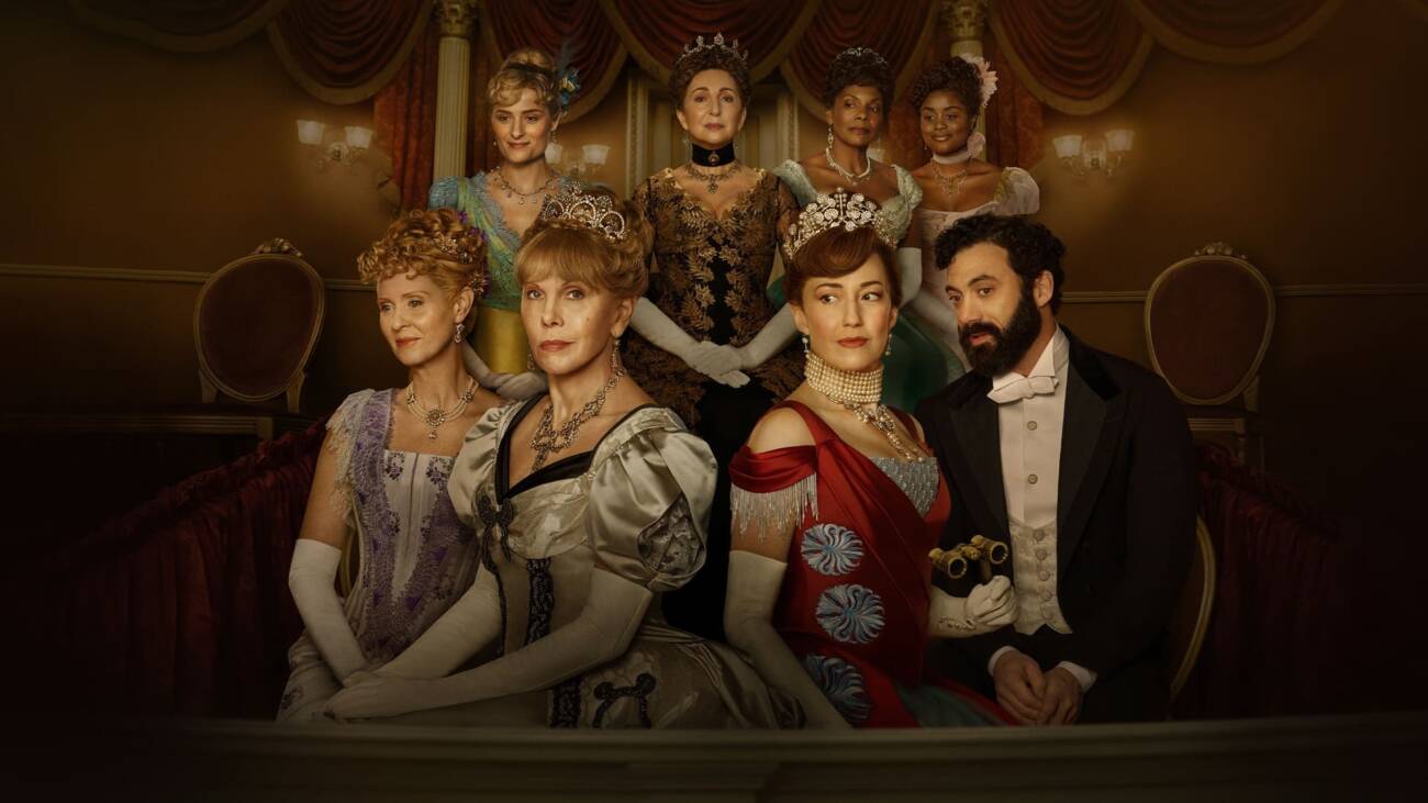 Carrie Coon como Bertha Russell em destaque, vestido luxuoso em baile da alta sociedade de Nova York