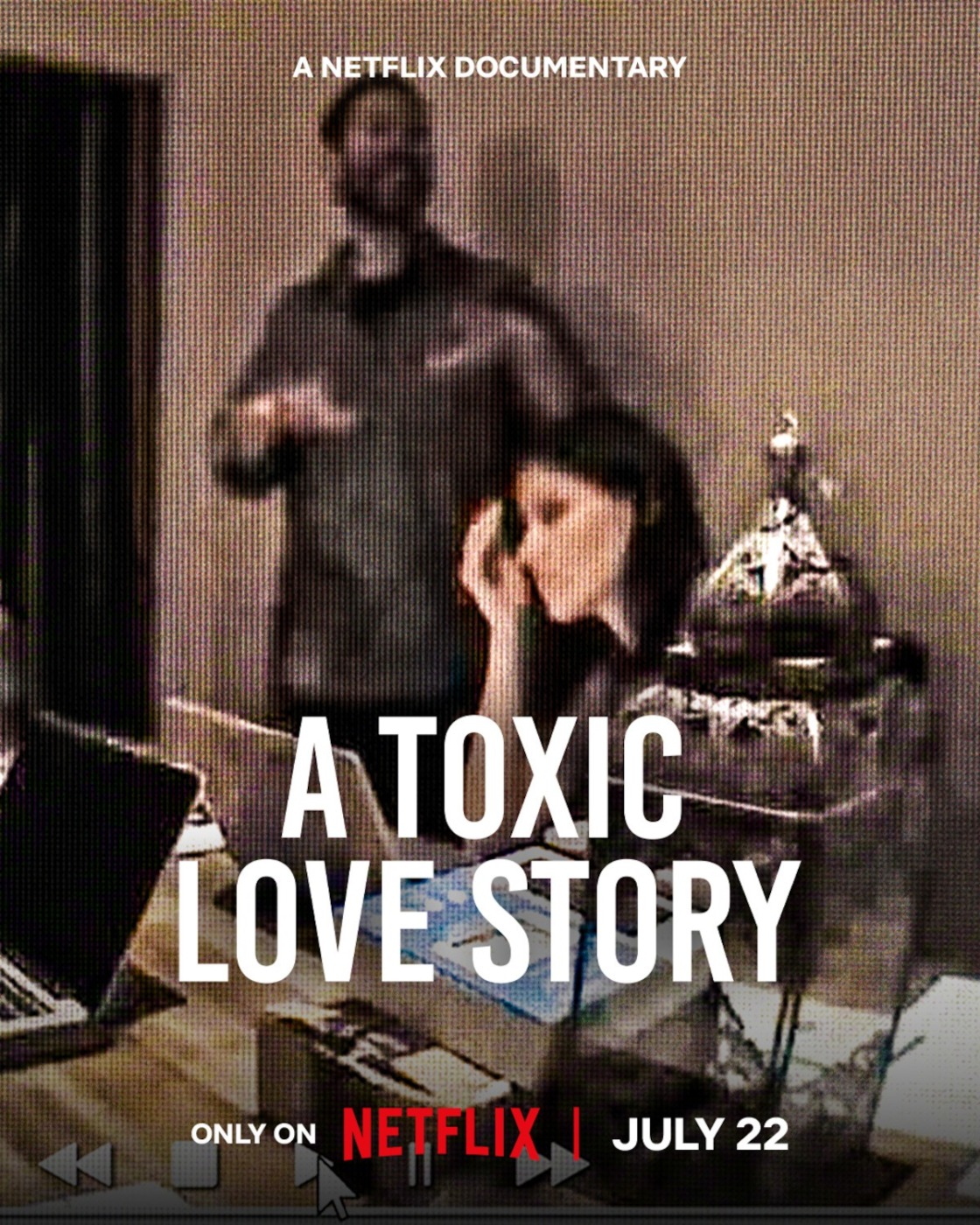 Alexandra Lacey em foto de divulgação ou bastidor de documentário, com câmera e monitor de edição