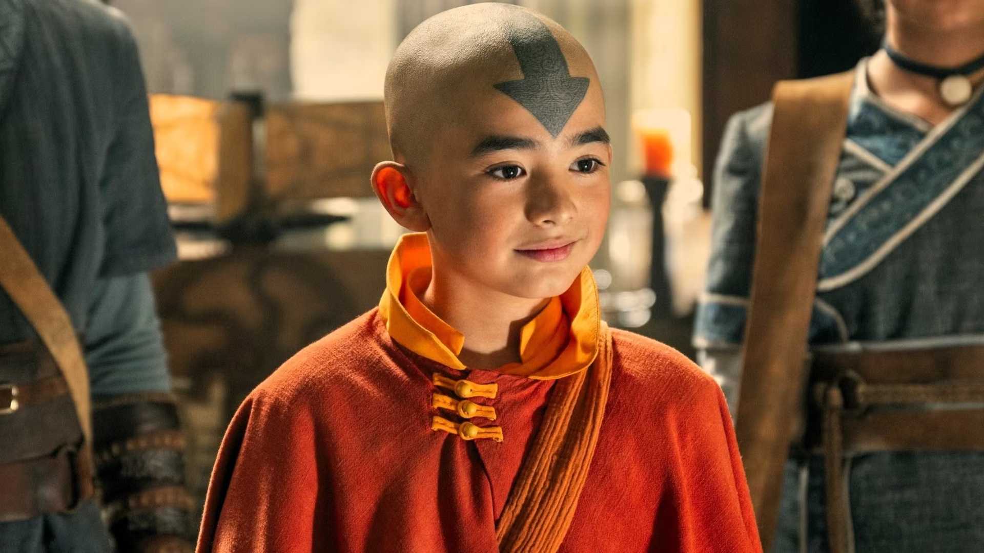 Aang sorri enquanto olha para o lado na série live-action Avatar The Last Airbender da Netflix