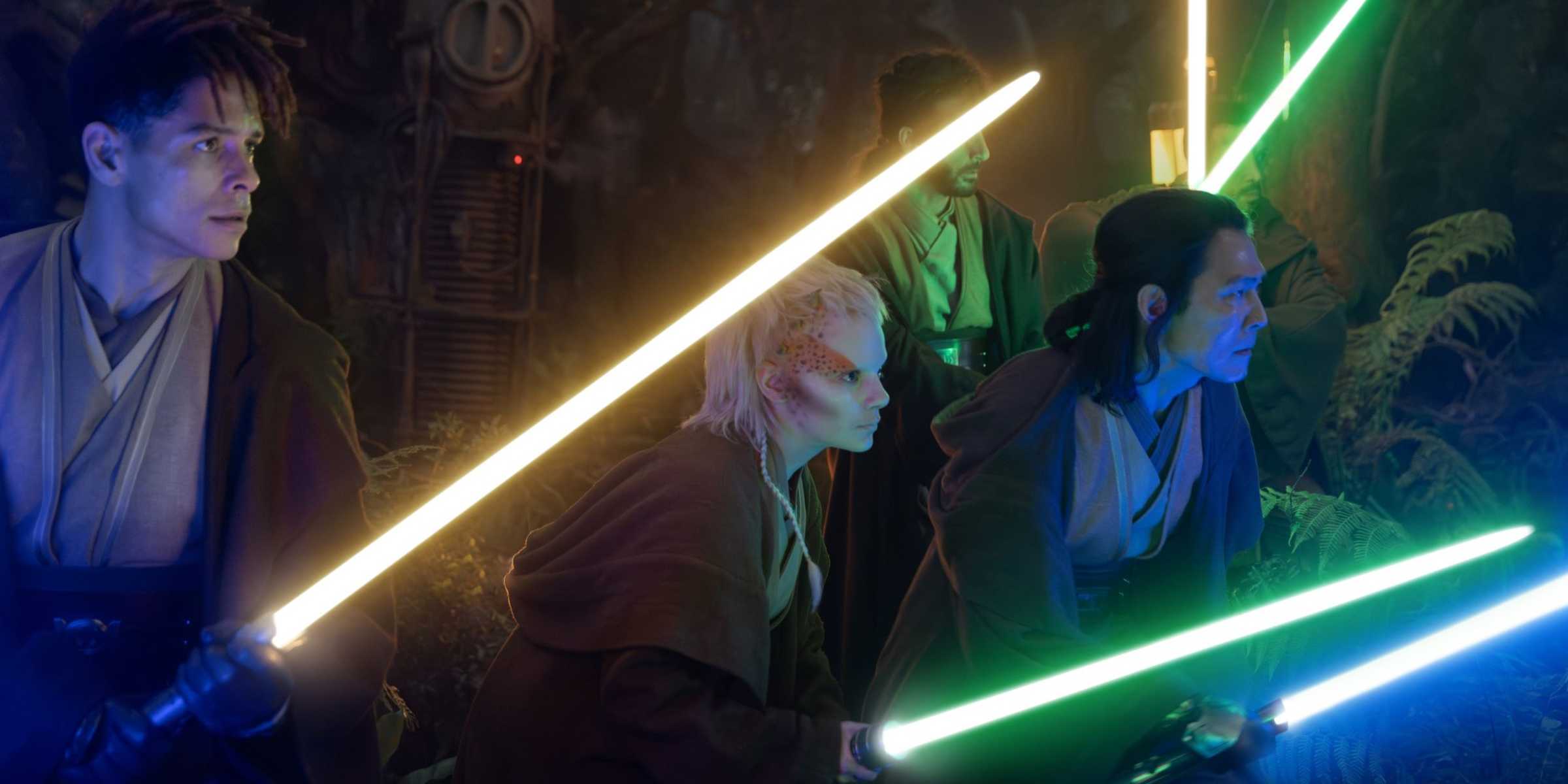 Jedi Knight Yord Fandar, Padawan Jecki Lon e Mestre Sol, junto com outros, empunham sabres de luz em várias cores diferentes em uma floresta escura em Star Wars: The Acolyte