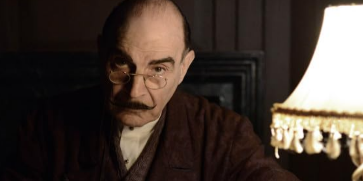 Poirot olhando fixamente para a câmera no episódio Curtain