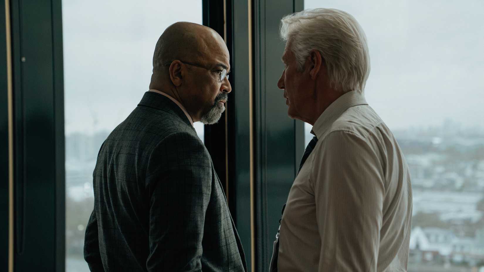 Elenco principal de A Agência reunido em material oficial do Paramount+, clima sóbrio de thriller