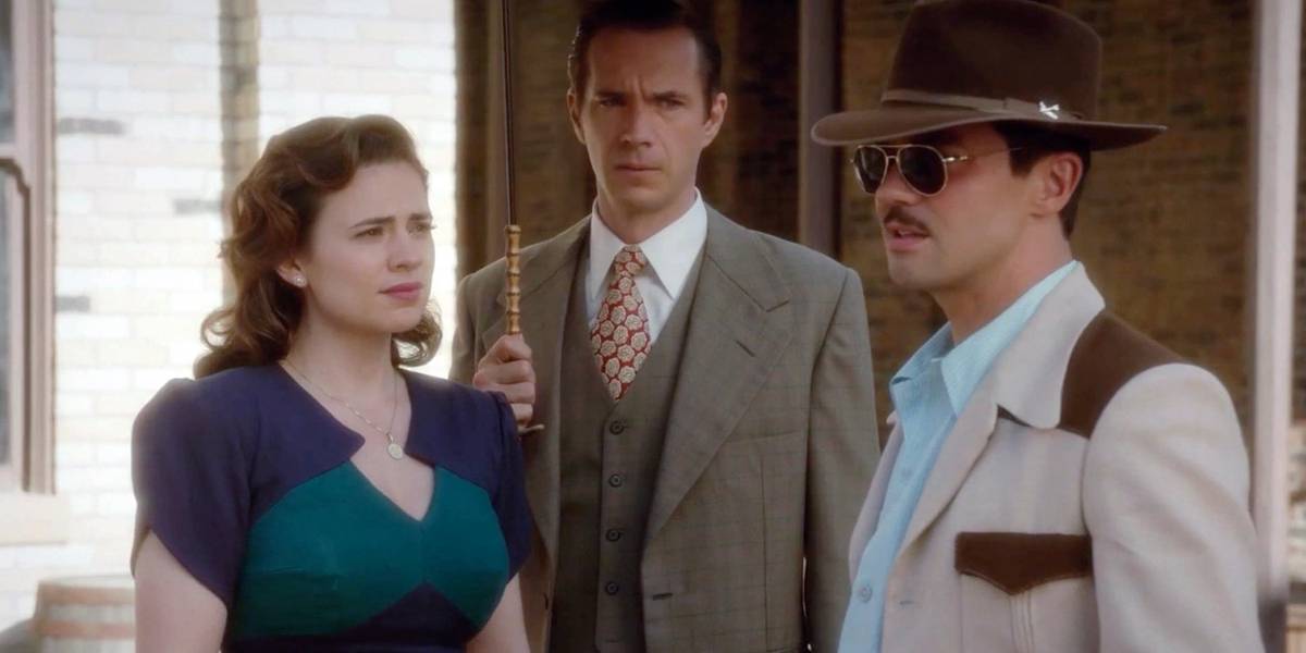Peggy Carter, Edwin Jarvis e Howard Stark em Agent Carter da ABC.
