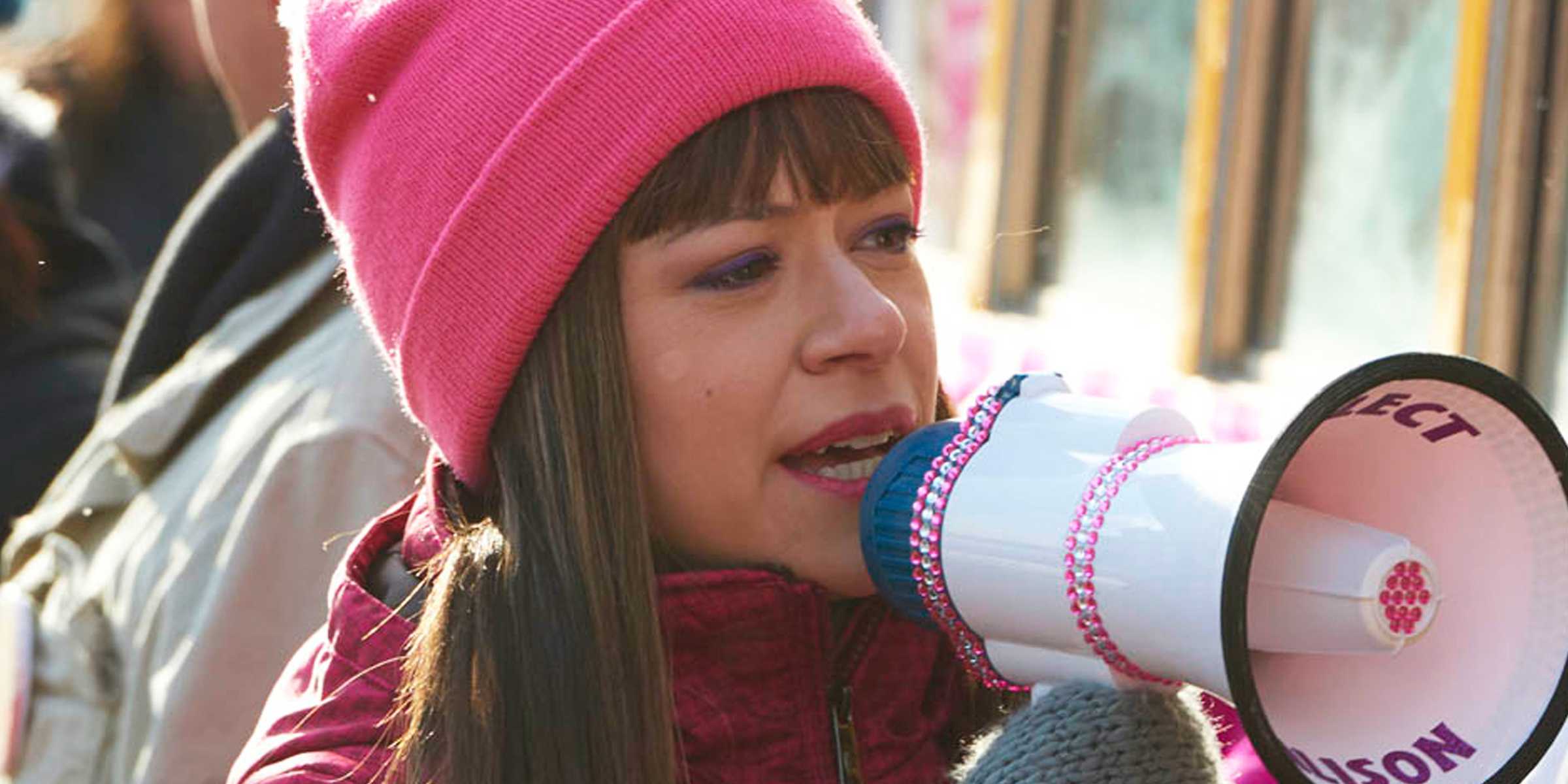 Alison Hendrix com um megafone em Orphan Black