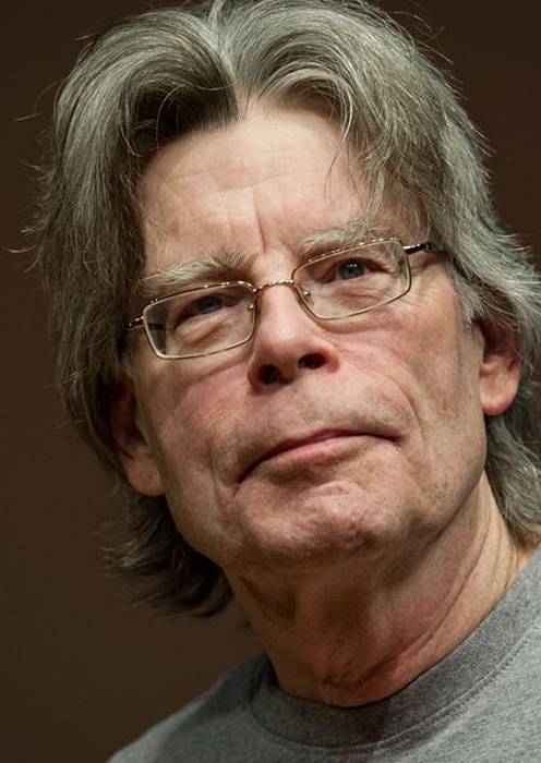 O autor americano Stephen King contra um fundo marrom