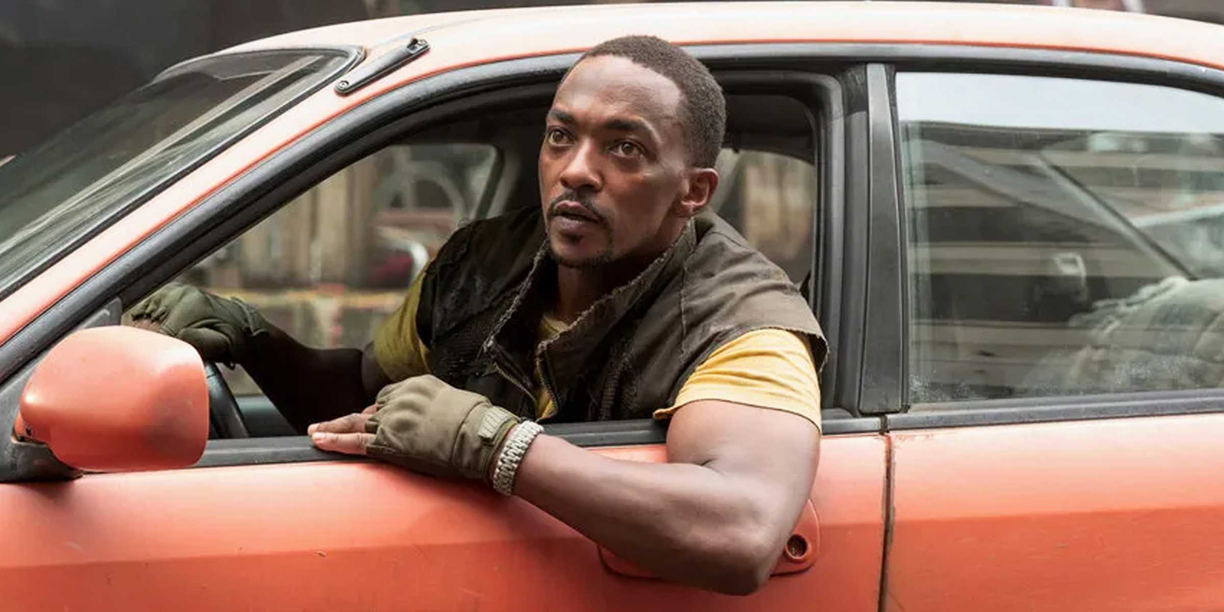 Anthony Mackie em um carro como John Doe em Twisted Metal