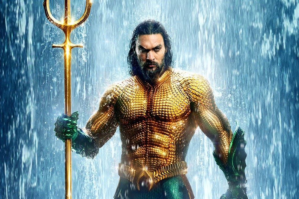 Jason Momoa como Lobo em material promocional de Supergirl, visual bruto e motociclista espacial