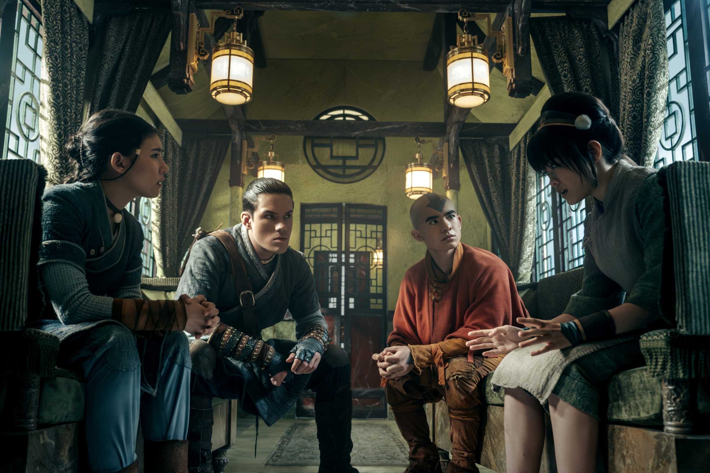Aang, Katara, Sokka e Toph conversando juntos em Avatar: The Last Airbender temporada 2