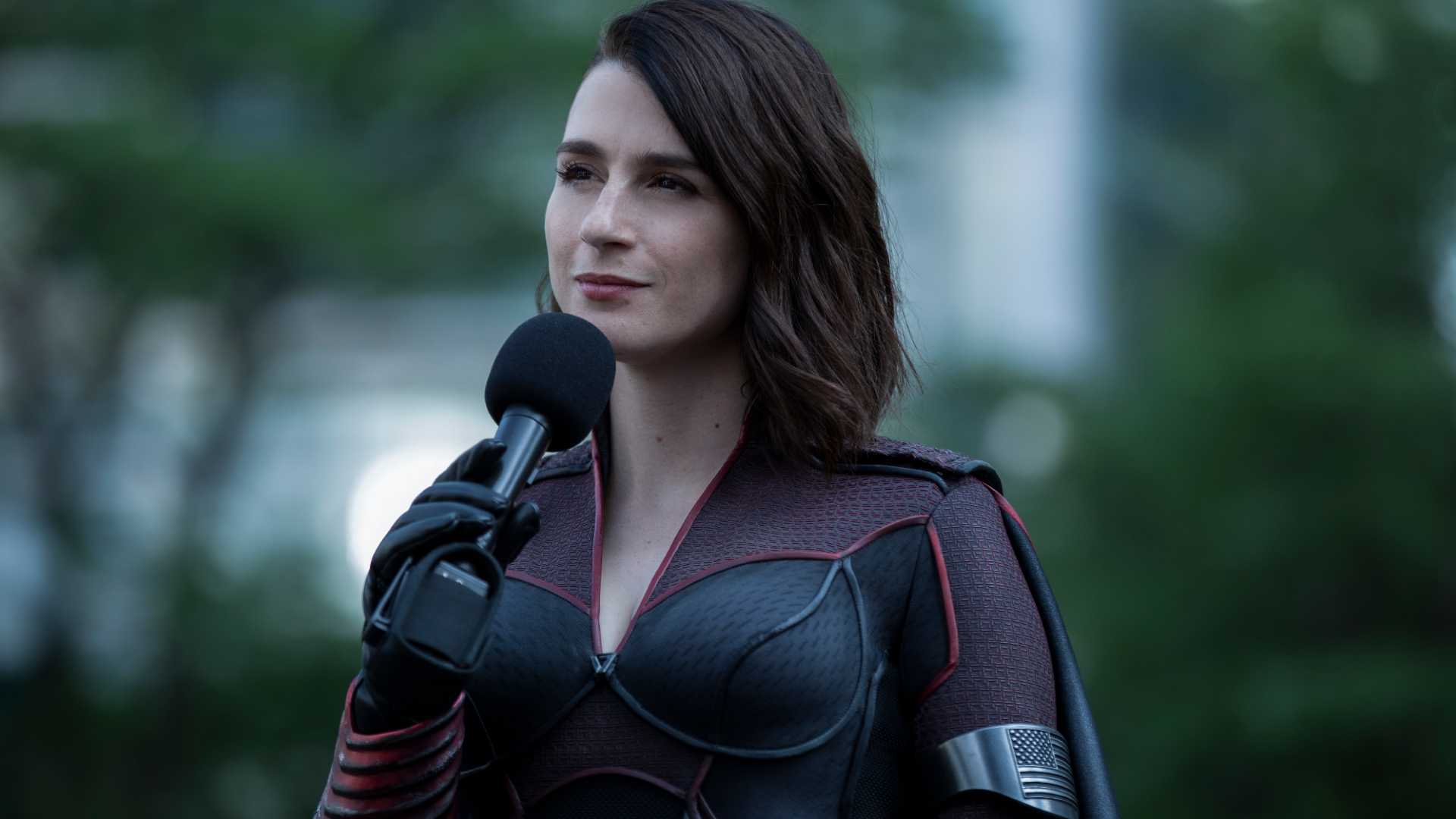 Aya Cash como Stormfront falando em um microfone em The Boys.