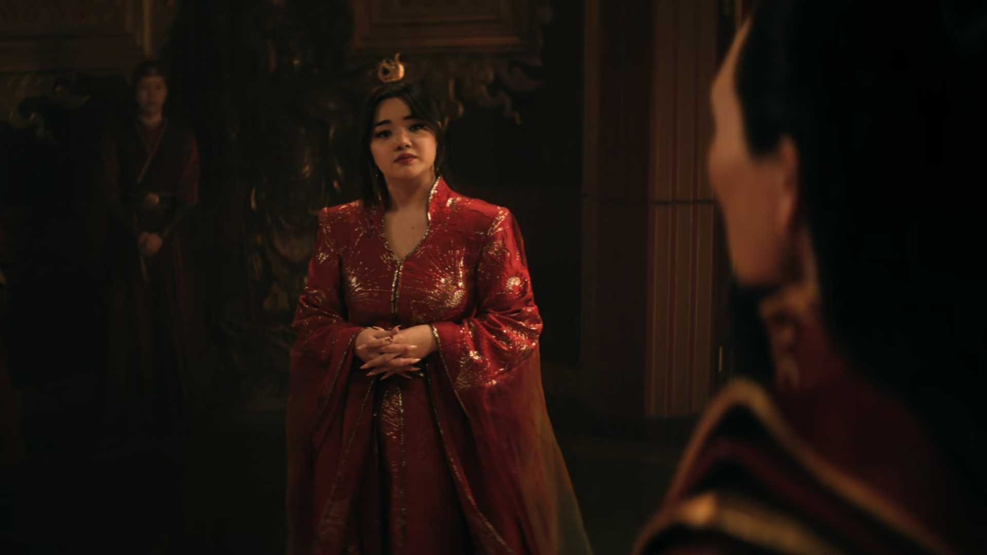 Azula olhando para Ozai em uma reunião de guerra em Avatar The Last Airbender da Netflix