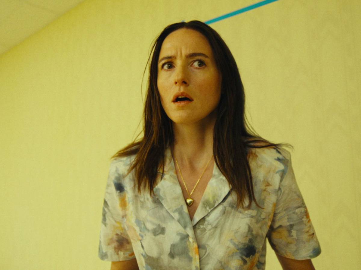 Fachada de cinema com sessão de terror em cartaz, destacando Backrooms: Um Não-Lugar em painel digital