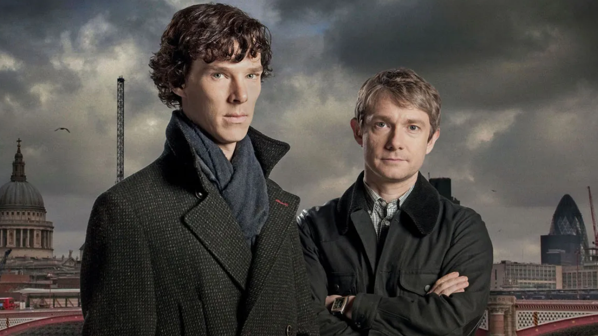 Comparação visual entre Sherlock Holmes clássico vitoriano e uma versão animada adulta, lado a lado