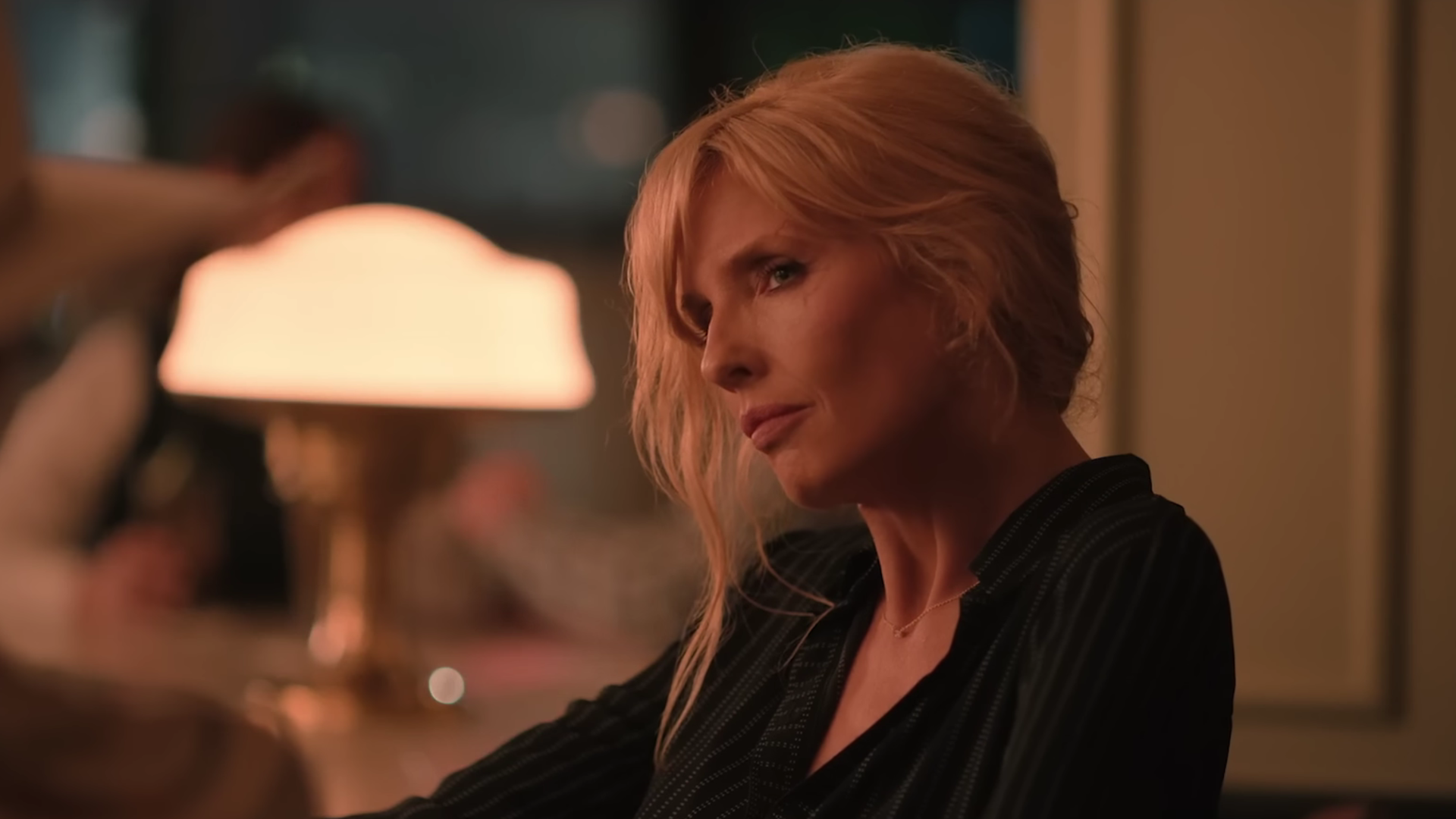 Beth Dutton at a bar