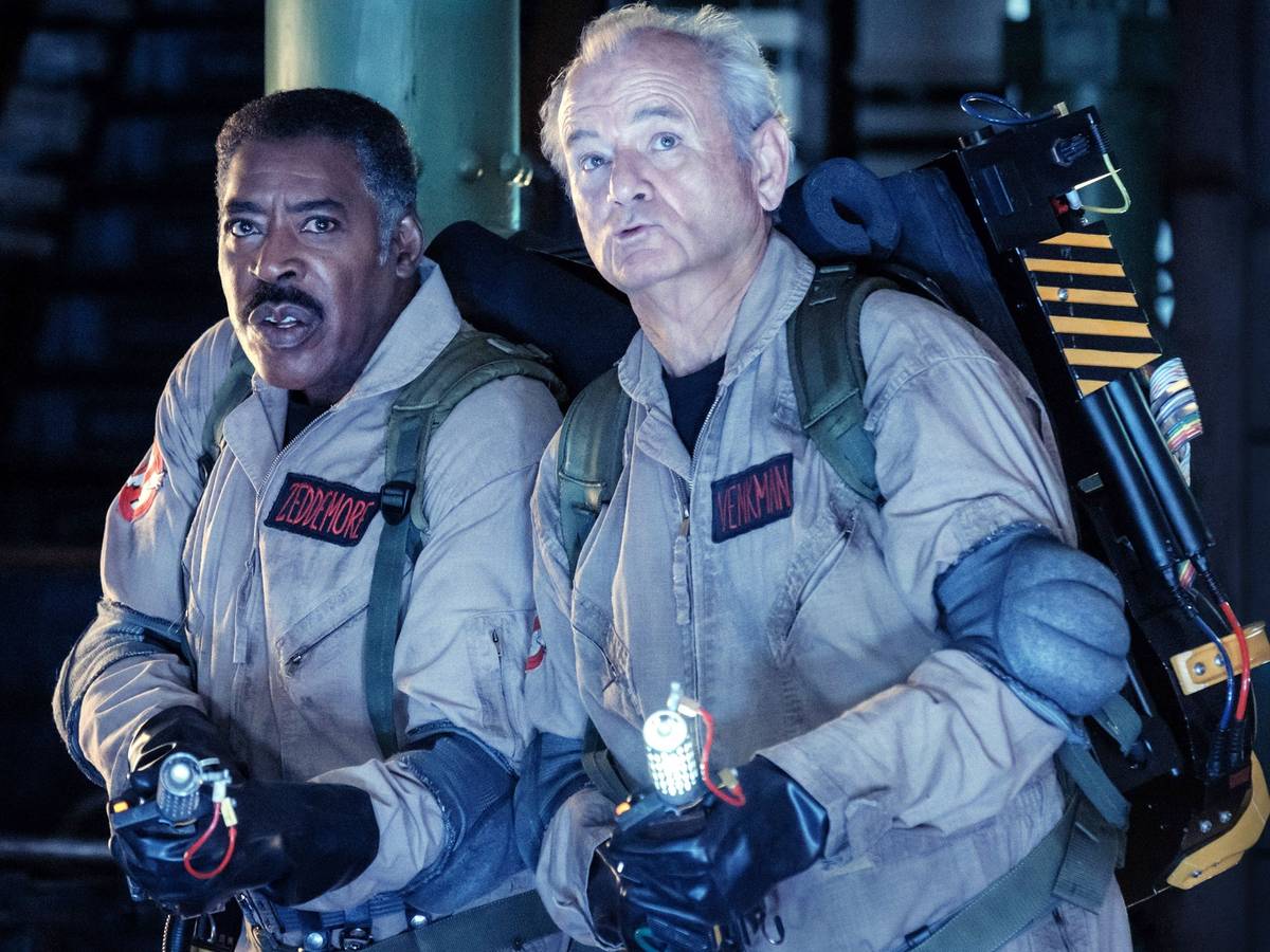 Arte promocional de Ghostbusters: Night Shift com Nova York de 1994 e atividade paranormal ao fundo