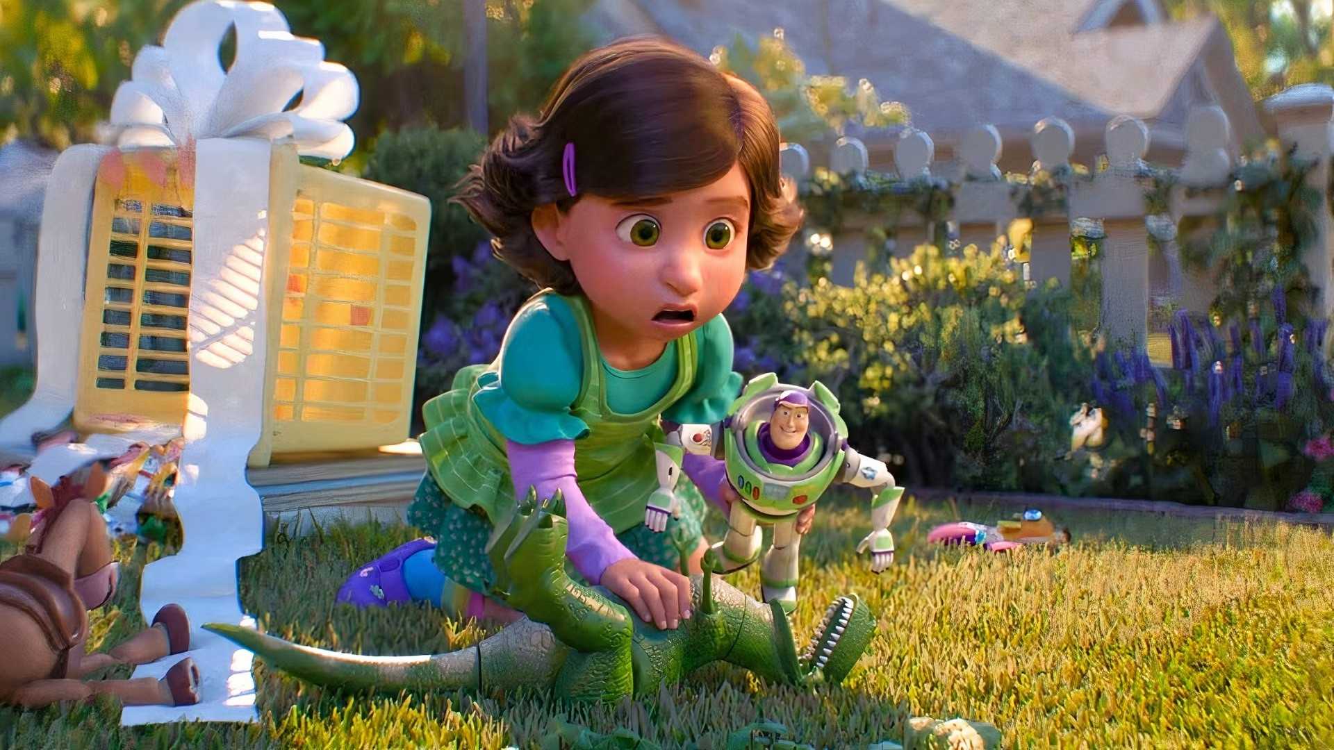 Bonnie está atônita enquanto segura Buzz e um dinossauro em Toy Story 5
