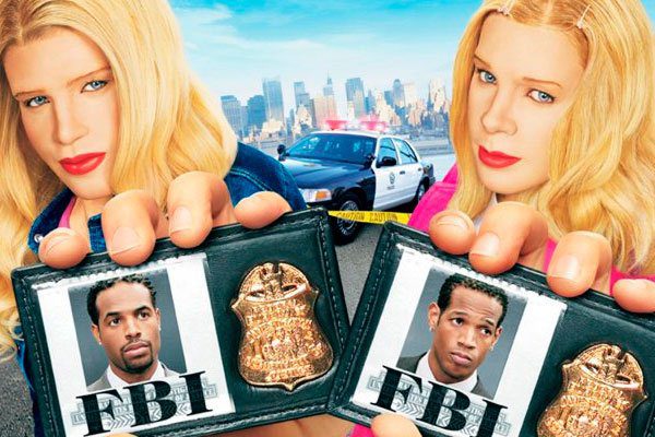 Pôster oficial de As Branquelas de 2004 com Marlon e Shawn Wayans caracterizados