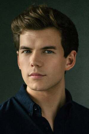 Luke Newton como Colin Bridgerton
