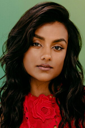 Simone Ashley como Kate Sharma