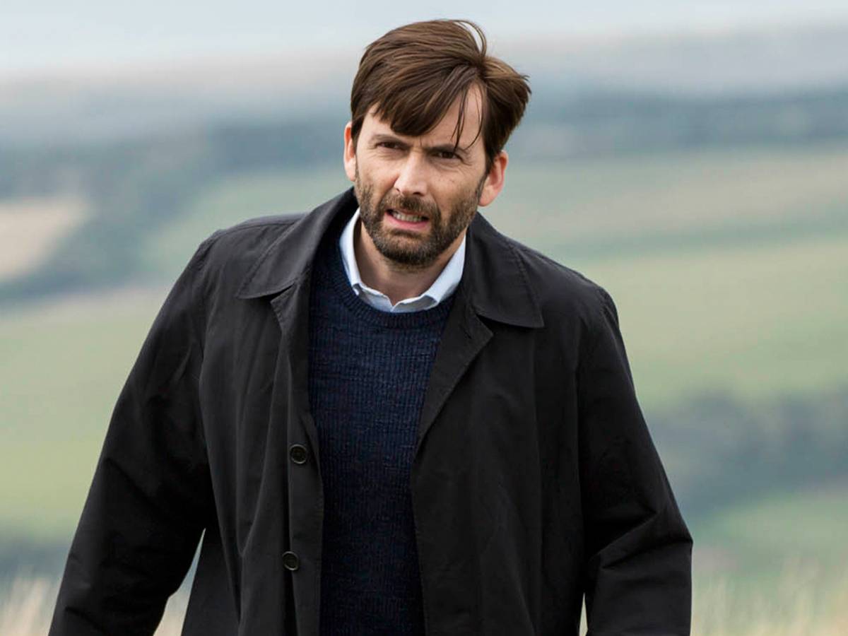Montagem com David Tennant e Nicola Coughlan em retratos promocionais lado a lado para anúncio de elenco