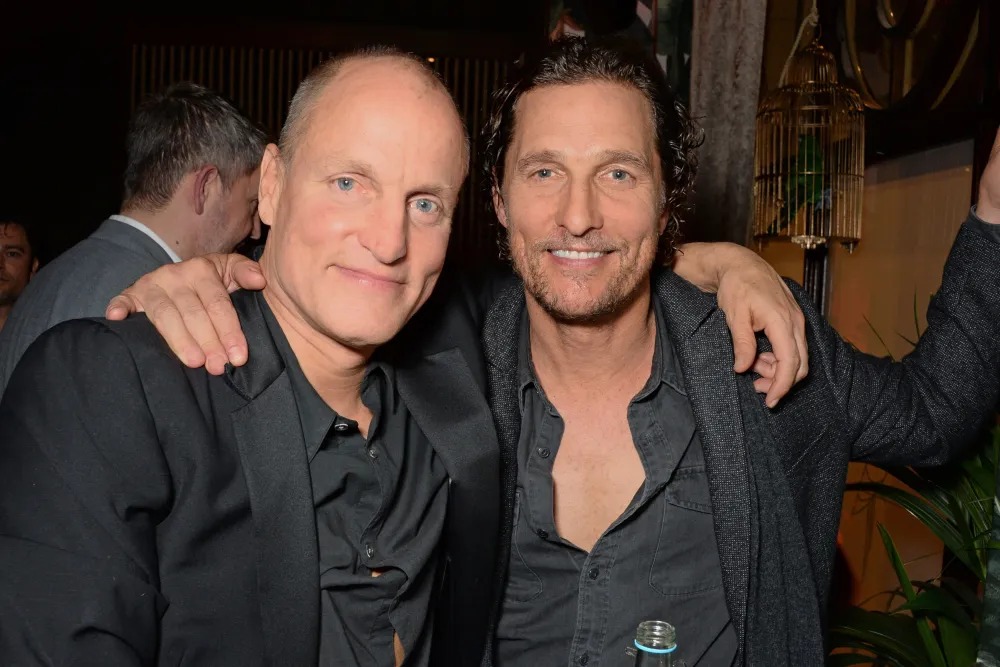Bastidores ou foto de divulgação de Brothers com Matthew McConaughey e Woody Harrelson em cenário texano
