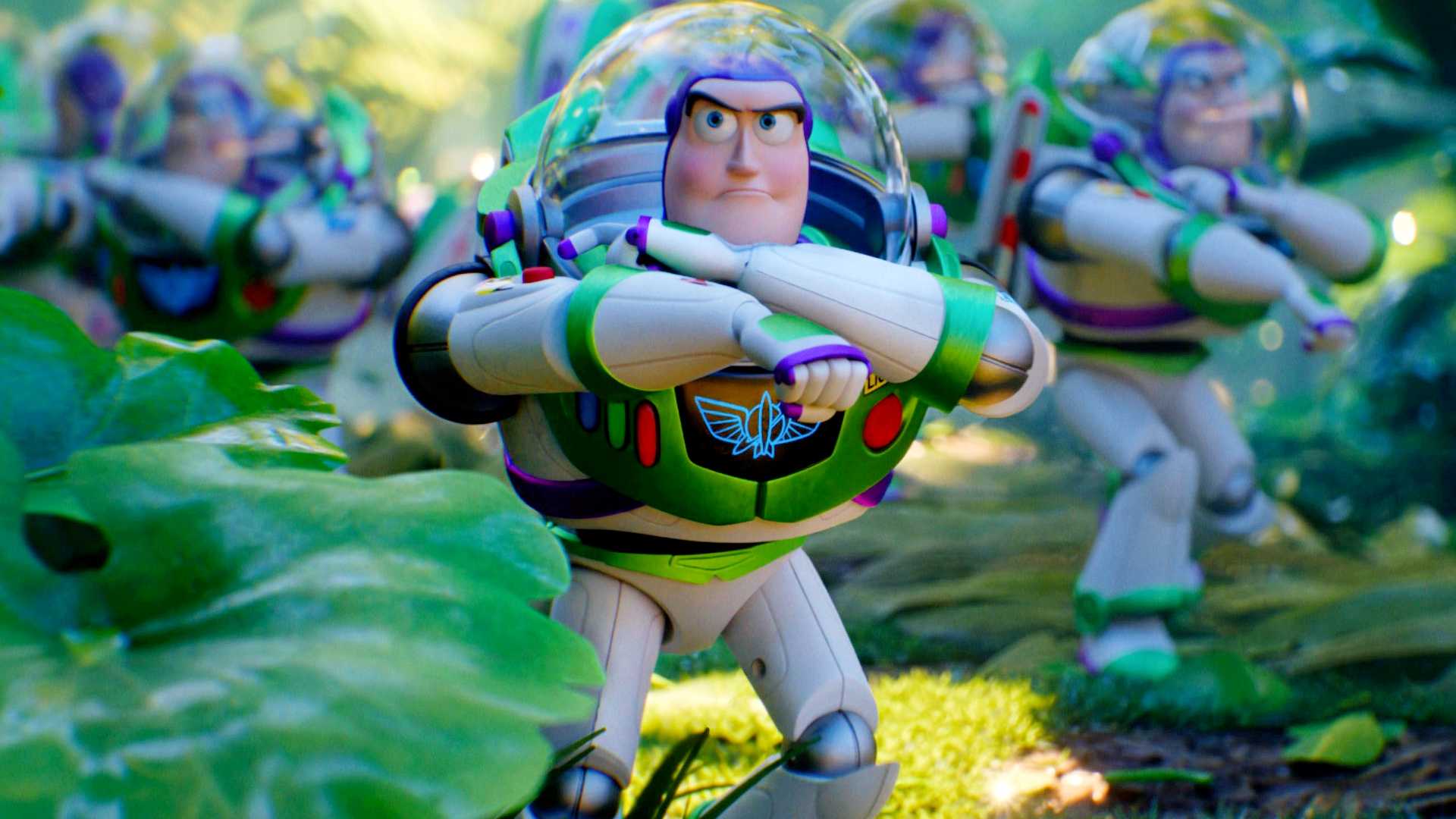 Buzz Lightyear liderando uma equipe de Buzzes através de uma floresta em Toy Story 5