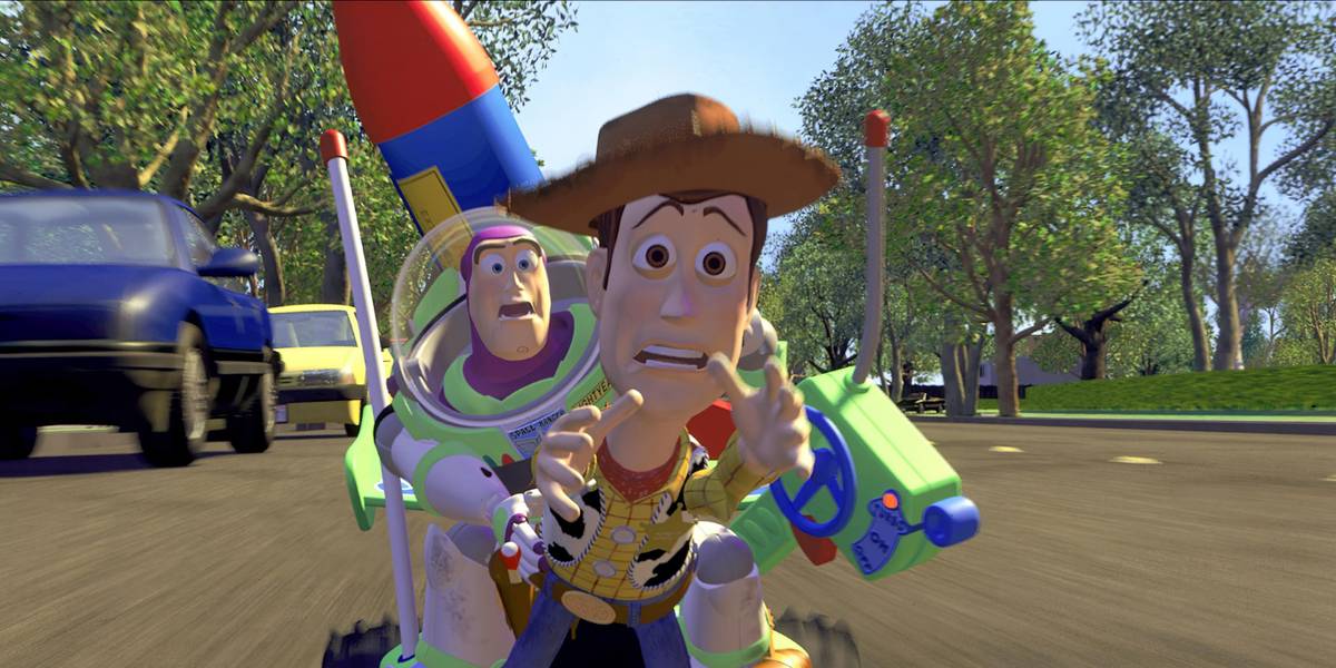 Buzz e Woody aceleram pela estrada em um carrinho de controle remoto em Toy Story