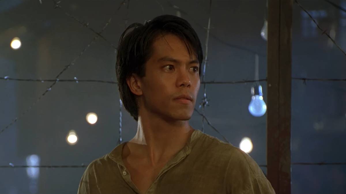 Byron Mann como Ryu em uma luta na jaula de Street Fighter (1994)