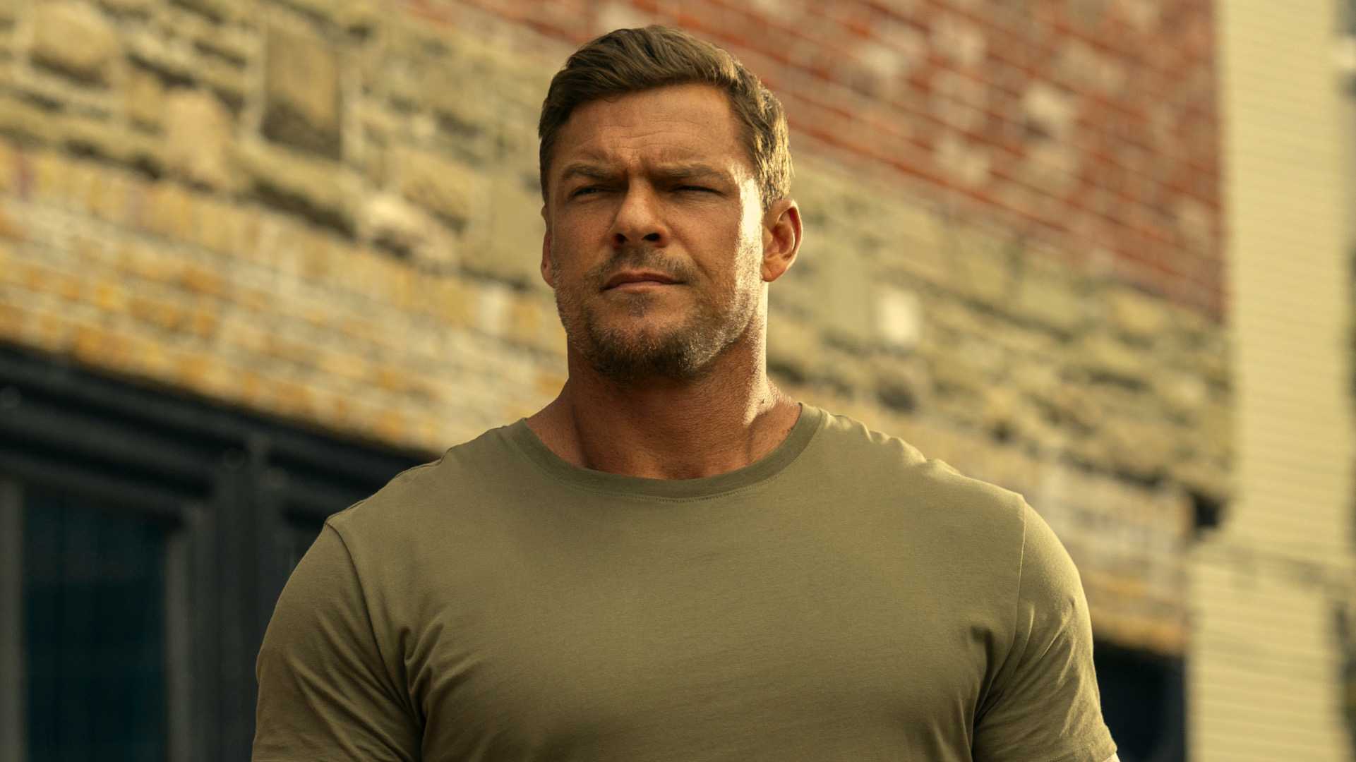 Jack Reacher de Alan Ritchson com um olhar intenso em Reacher do Prime Video