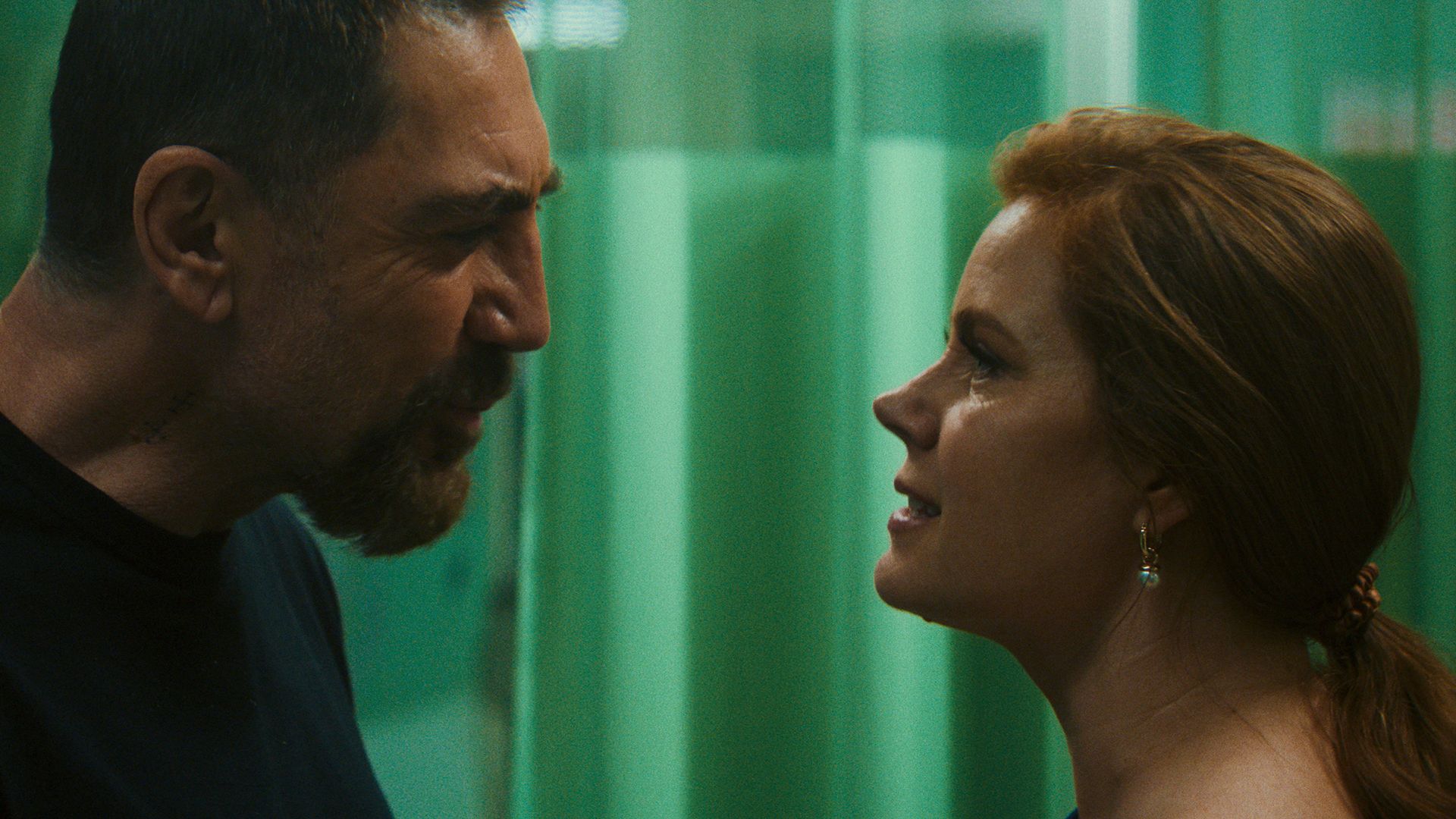 Dois atores em cena de confronto dramático em série de suspense