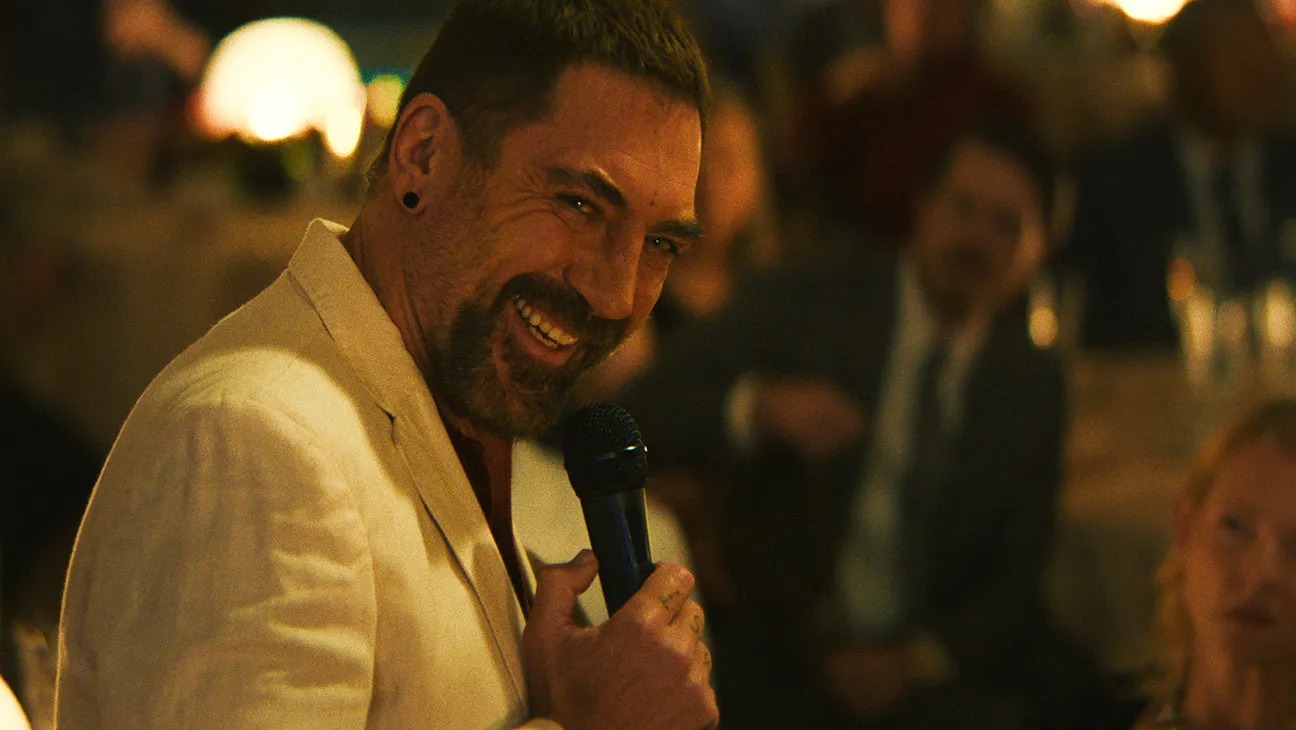 Javier Bardem em close sombrio como Max Cady, com expressão intimidadora e iluminação baixa