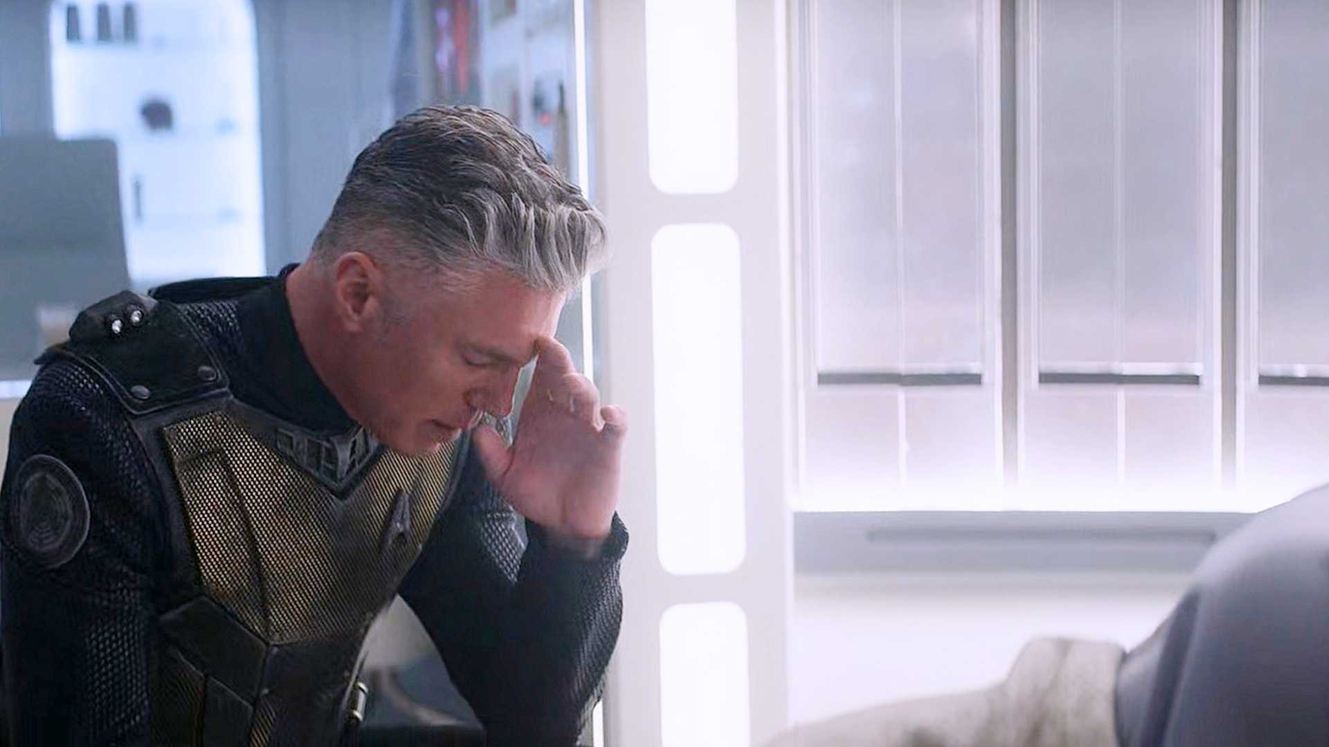 Capitão Pike em armadura de batalha ajoelhado para orar na enfermaria de Star Trek Strange New Worlds