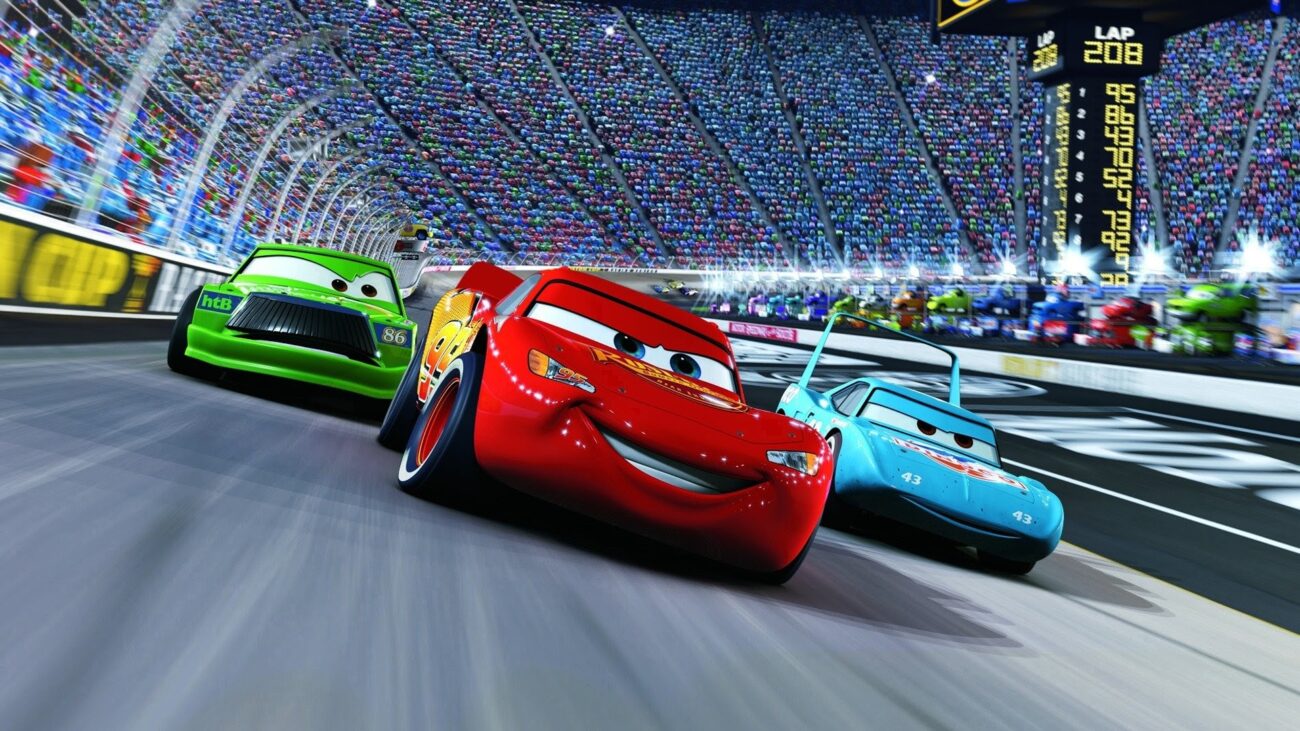 Cena de Carros com Relâmpago McQueen chegando a Radiator Springs na Rota 66
