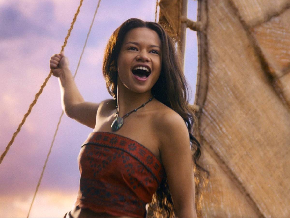 Pôster oficial do live-action de Moana com a protagonista diante do mar e Maui ao fundo