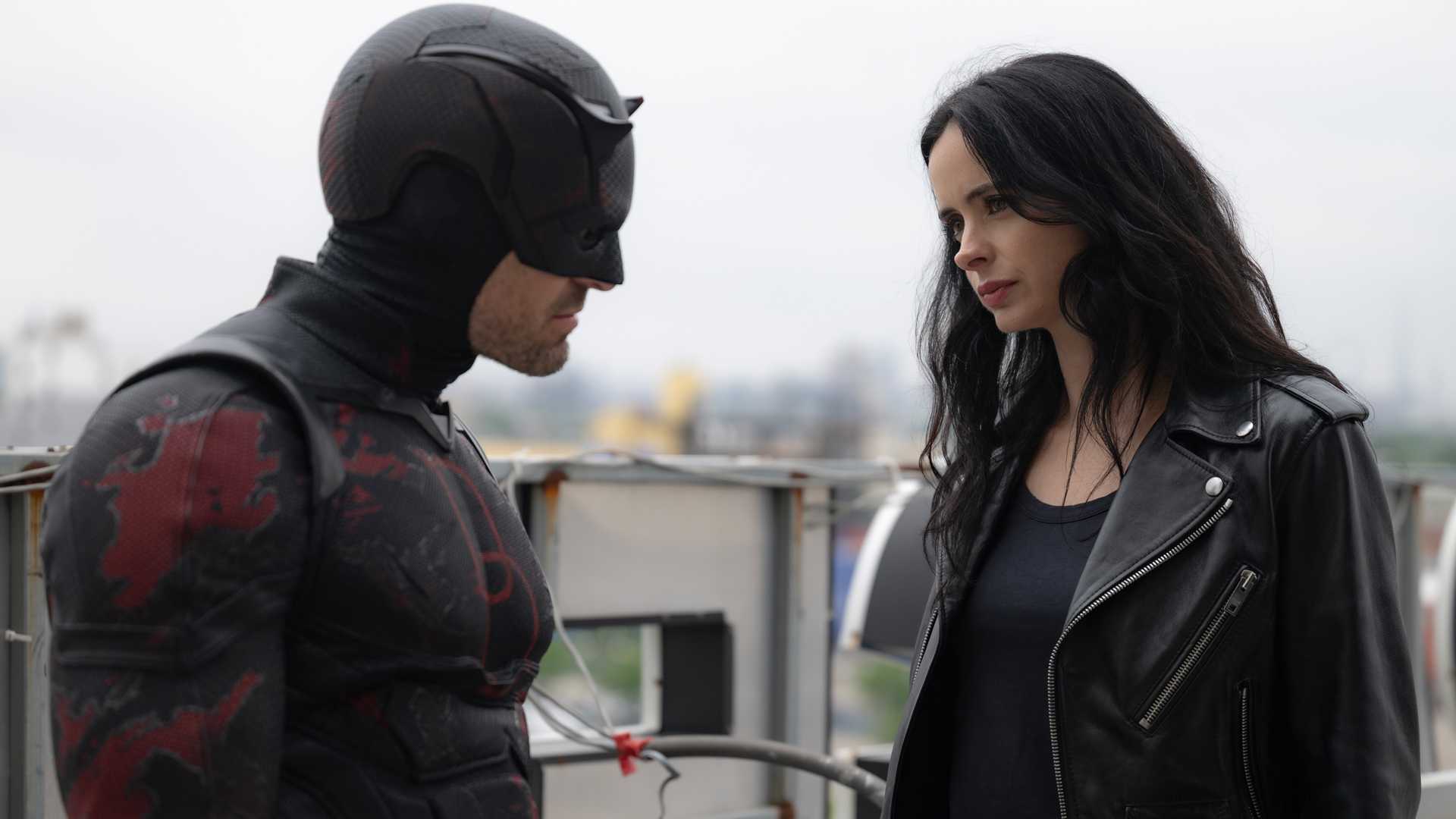 Charlie Cox em traje e Krysten Ritter como Jessica Jones de Daredevil Born Again