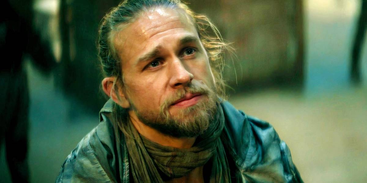 Charlie Hunnam olhando para Kora em Rebel Moon Parte Um