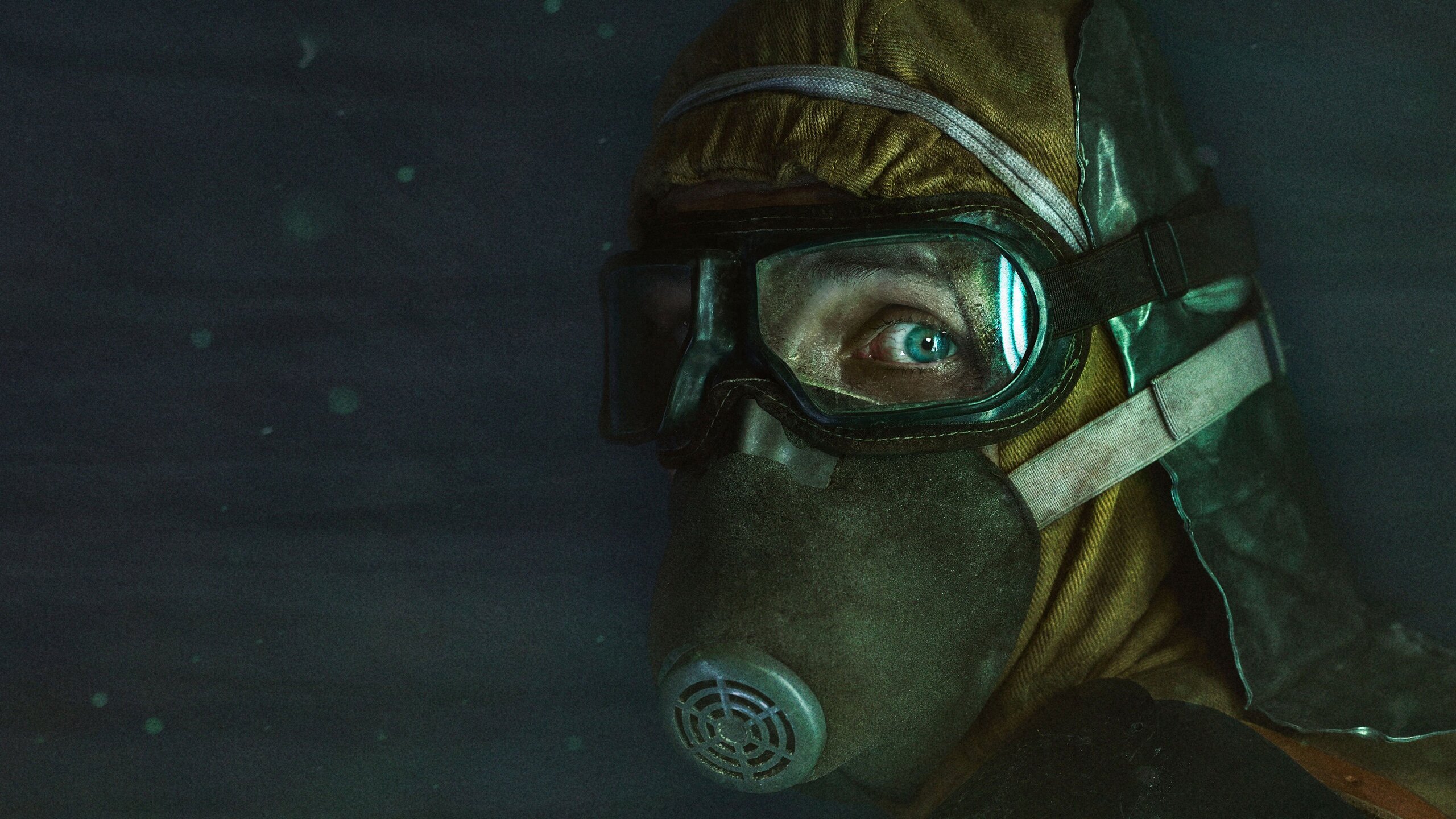 Cena da minissérie Chernobyl com atores interpretando personagens principais durante evento dramático
