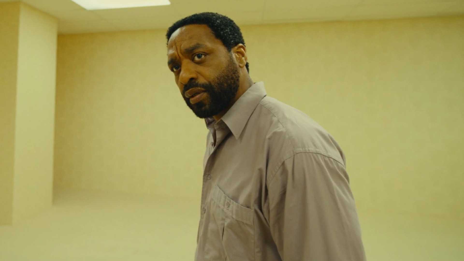 Chiwetel Ejiofor perdido nos Backrooms