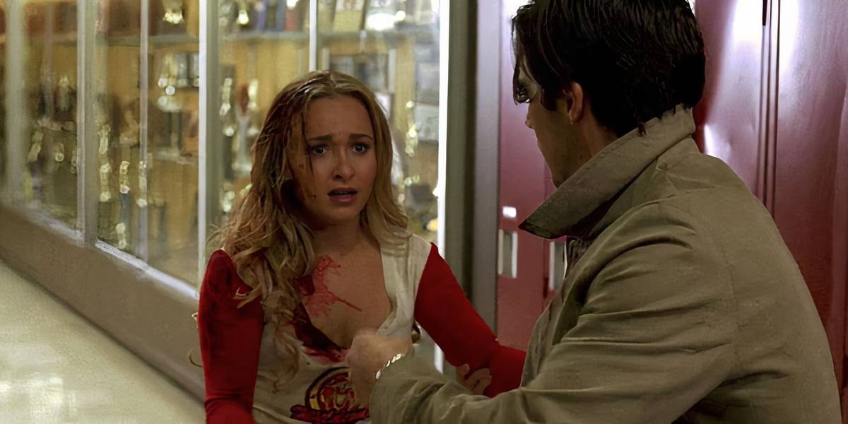 Claire, que está coberta de sangue, e Peter se olhando em um corredor de escola em Heroes temporada 1.