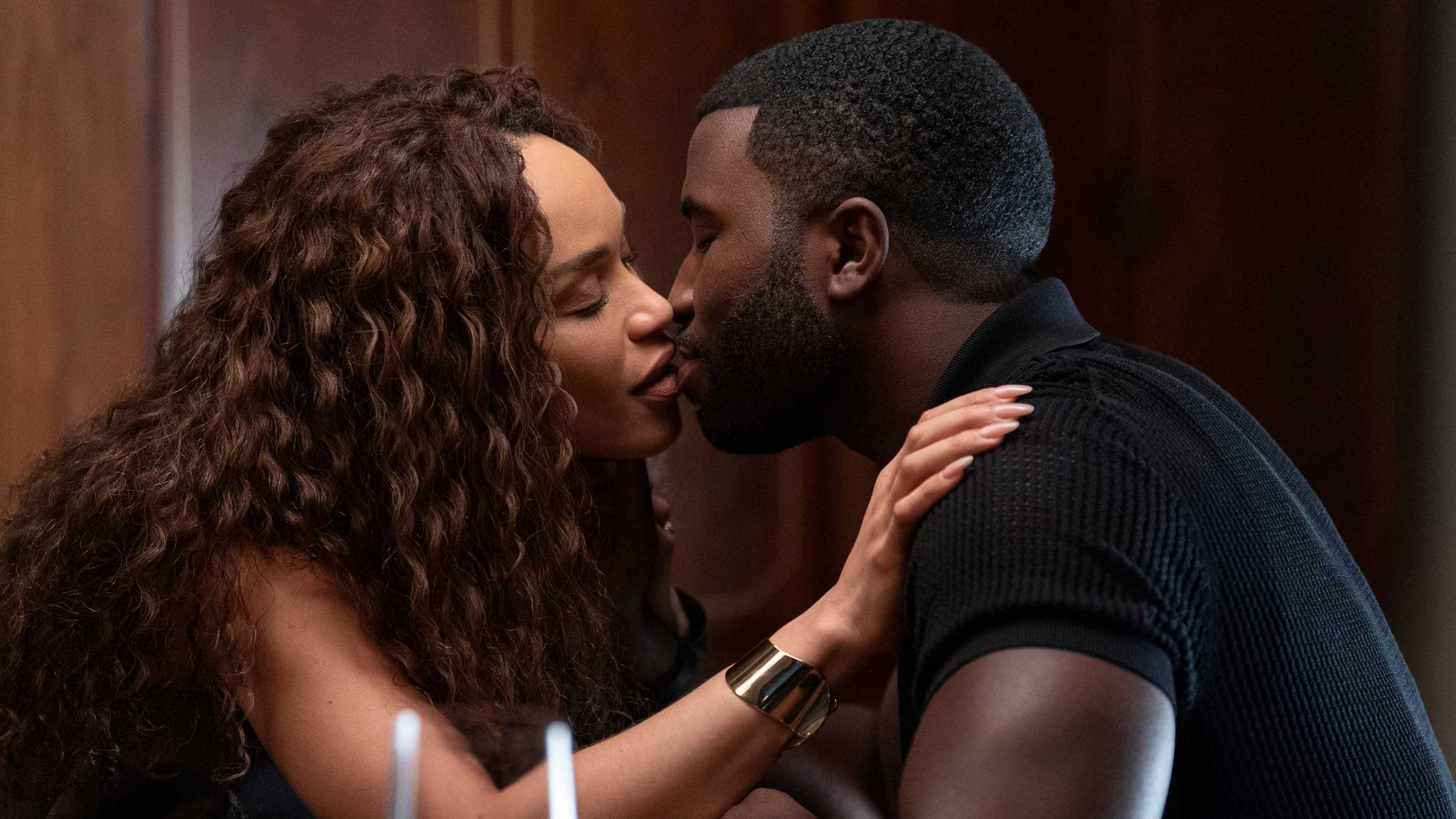 Ebony de Cleopatra Coleman e Coltrane de Y'lan Noel se beijando em Nemesis
