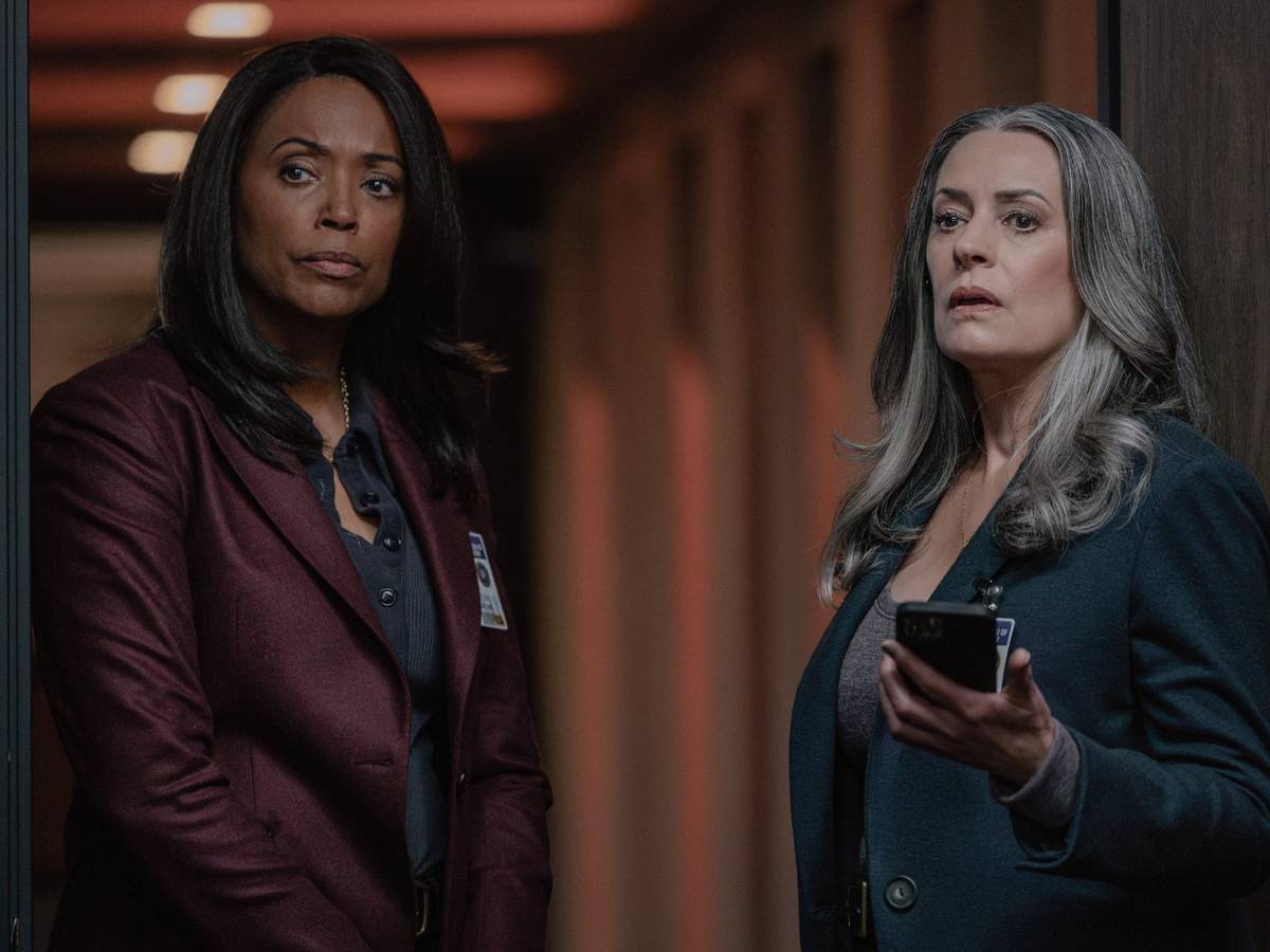 Cena de investigação da BAU em Mentes Criminosas: Evolution, equipe analisando pistas e perfis em sala escura