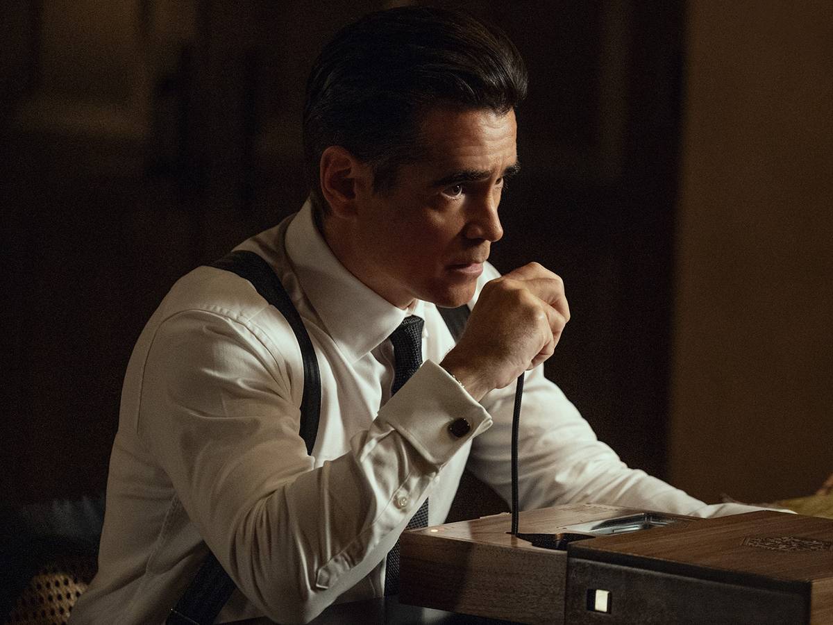 Close de Colin Farrell como John Sugar em escritório com luz baixa, visual clássico de filme noir