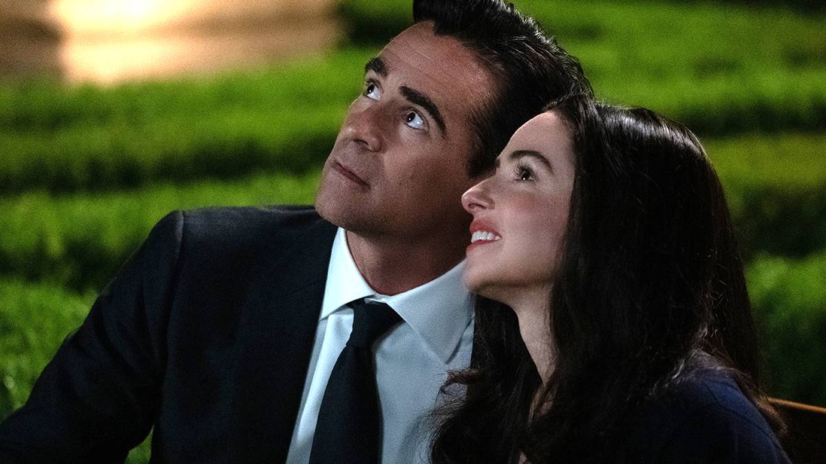 Sugar de Colin Farrell e Charlotte de Laura Donnelly olhando para o céu com seus rostos próximos em Sugar temporada 2 YT
