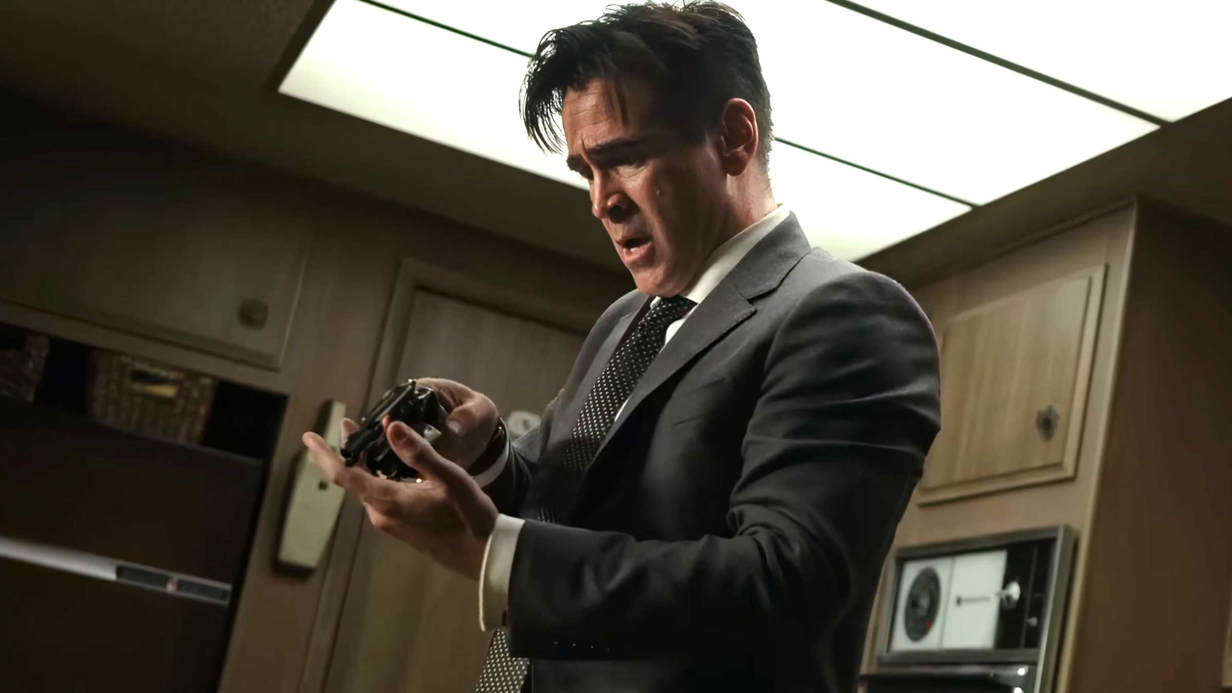 Sugar de Colin Farrell com expressão intensa segurando um revólver em Sugar temporada 2