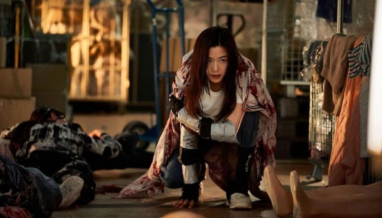 Yeon Sang-ho em material de divulgação de Colony ou imagem de bastidores dirigindo o elenco