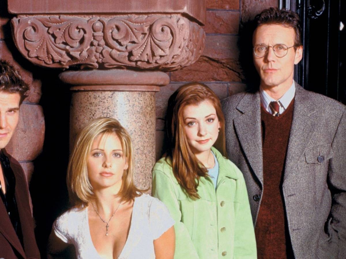 Elenco principal de Buffy, a Caça-Vampiros reunido em foto promocional clássica da série