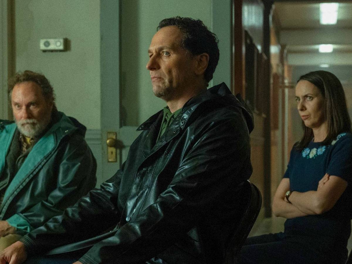 Matthew Rhys em cena de rua vazia na cidade de Widow’s Bay, atmosfera fria e misteriosa